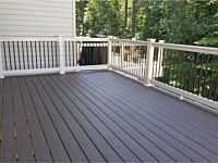 <b>Trex Transcends Spiced Rum deck boards with Tan Washington Vinyl Railing with Black Round Aluminum Balusters in Hanover, MD</b>